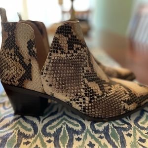 Journee snakeskin boots womens 11